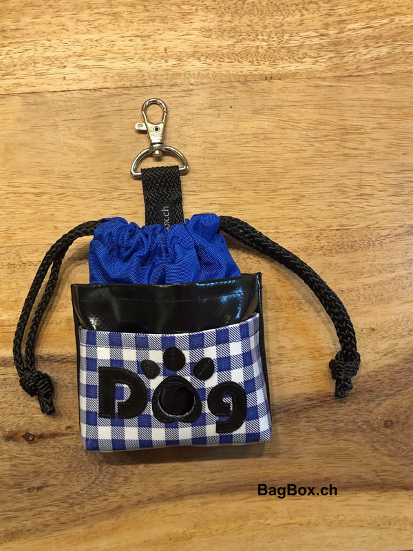 Dogbag aus schwarzer Blache, blau- weiss bedrucktem Wachstuch und blauem Rucksacknylon.