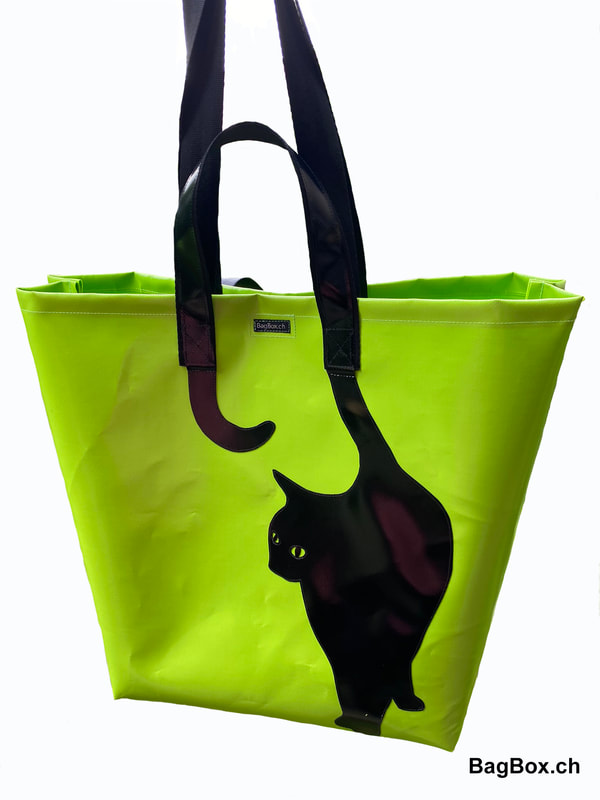 Für Katzenliebhaber: die Einkaufstasche aus hellgrüner Blache mit Katzenmotiv.