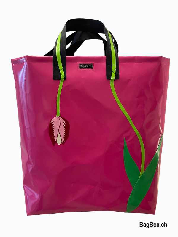 Strapazierfähige ud wasserabweisende Einkaufstasche handmade aus Blache. Mit filigranem Tulpenmotiv. 