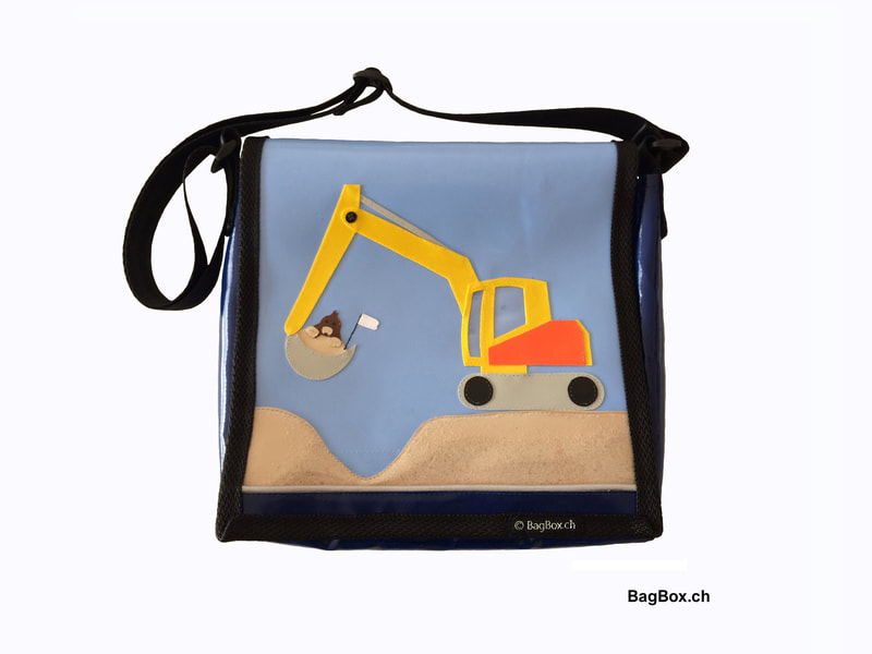 Kindergartentasche handgefertigt aus Blache. Mit selber entworfenem Motiv: Bagger und echtem Sand.