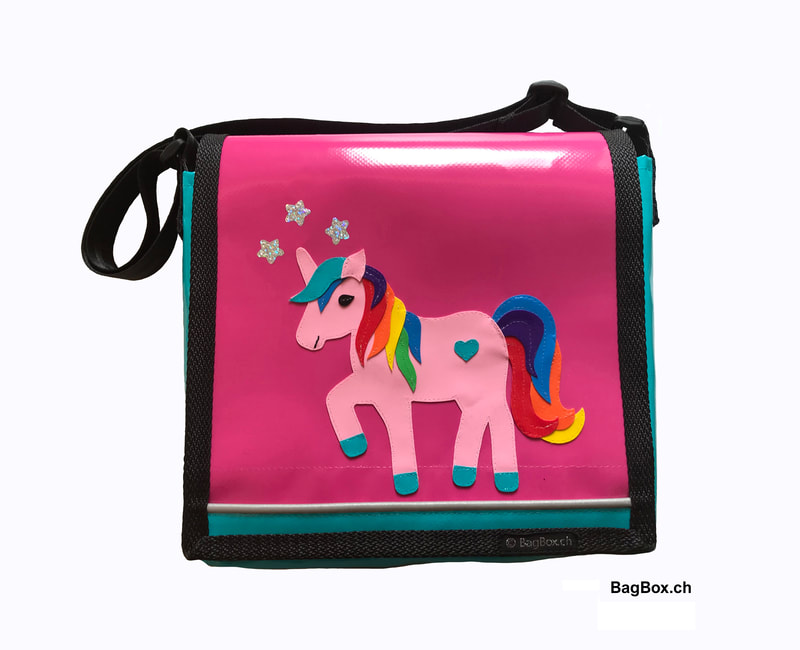 Kindergartentasche für Mädchen aus pinker Blache. Mit hübschem Einhornmotiv. Zusätzlich sind drei Sterne aus glitzernder Folie aufgenäht.