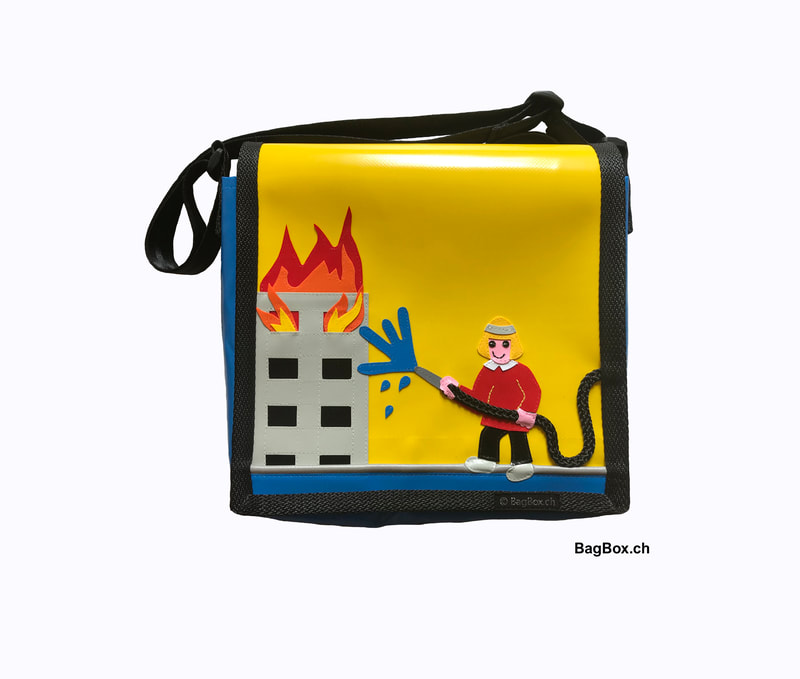 Robuste Kindergartentasche aus pflegeleichter Blache mit wunderschönem Feuerwehrmann- Motiv. Die Tasche besitzt einen längenverstellbaren Gurt, ein Aussenfach, für die bessere Sichtbarkeit einen Reflektstreifen vorne und ein Namensschildli. 