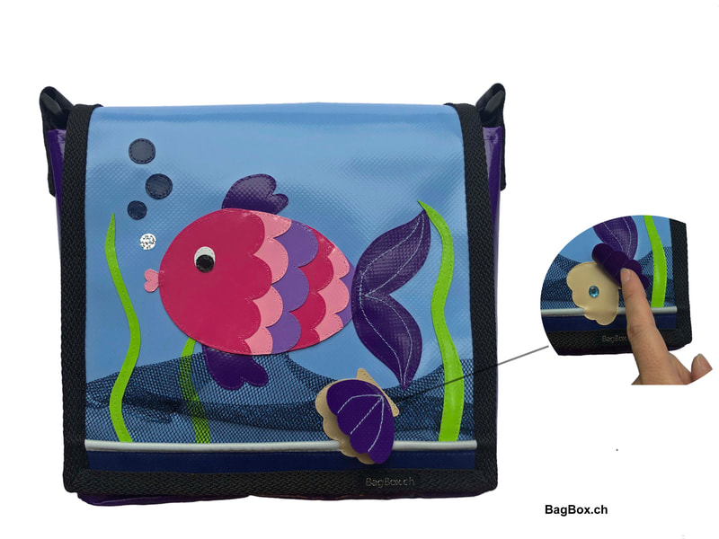 Robuste Kindergartentasche aus pflegeleichter Blache mit wunderschönem Fisch- Motiv. Die Tasche besitzt einen längenverstellbaren Gurt, ein Aussenfach, für die bessere Sichtbarkeit einen Reflektstreifen vorne und ein Namensschildli. Bei diesem Modell wurde zusätzlich Tüll, Glitzerfolie sowie ein Glitzerstein eingearbeitet.