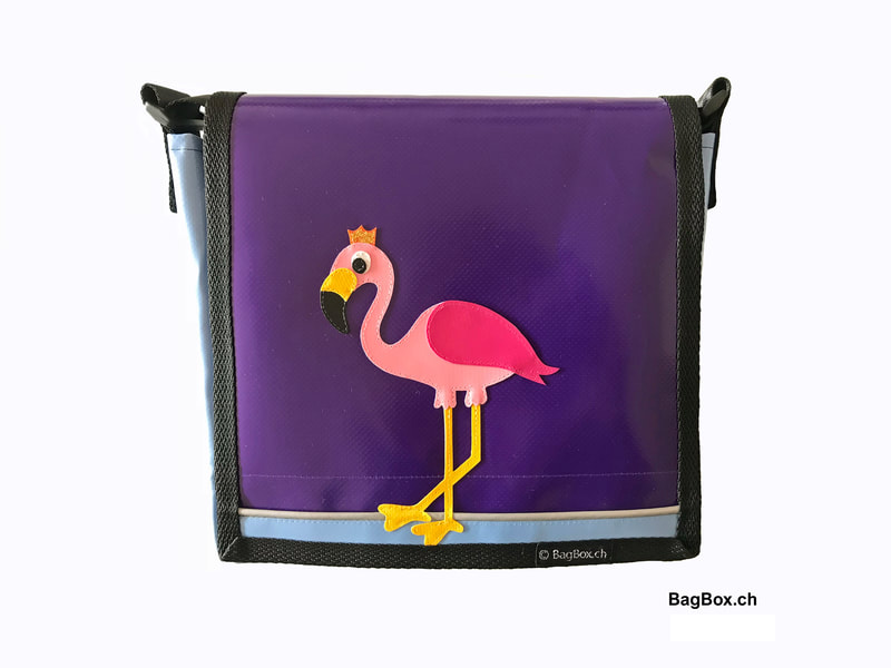 Kindergartentäschli aus violetter Blache. Mit selber entworfenem Flamingo.