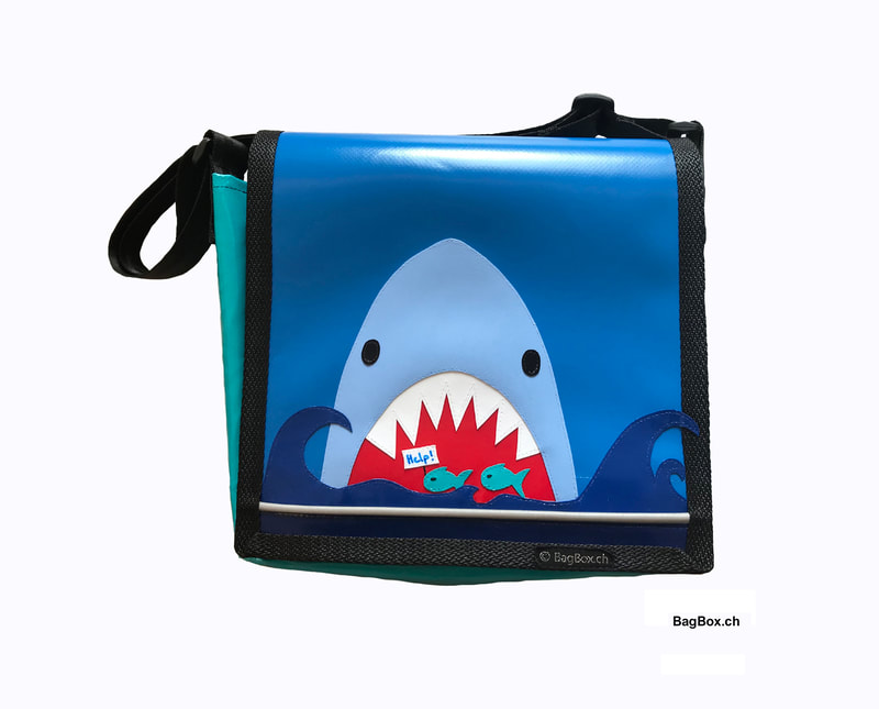 Kindergartentasche Haifisch. Genäht aus neuer, blauer Blache.