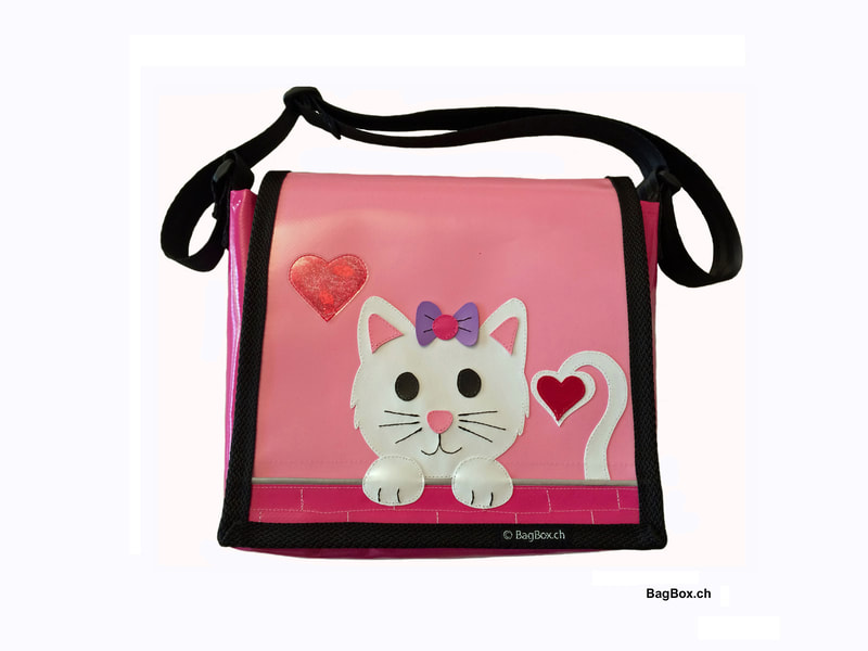 In Handarbeit hergestellte Kindergartentasche Katze aus Blache in rosa. Aufgepeppt mit Glitzer.