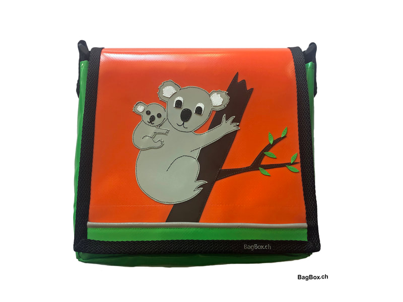 Robuste Kindergartentasche aus pflegeleichter Blache mit wunderschönem Koala- Motiv. Die Tasche besitzt einen längenverstellbaren Gurt, ein Aussenfach, für die bessere Sichtbarkeit einen Reflektstreifen vorne und ein Namensschildli. 