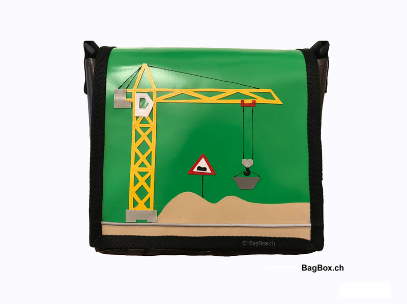 Detailreiche Kindergartentasche für Jungen mit Kran. Aus neuer Blache und echtem Sand gearbeitet.