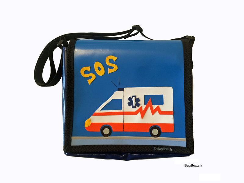 Eine Kindergartentasche mit hübschem Krankenwagen Motiv.