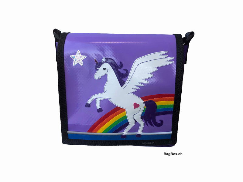Kindergartentasche Pegasus aus Blache. Grundfarbe lila, verziert mit Glitzerstern.