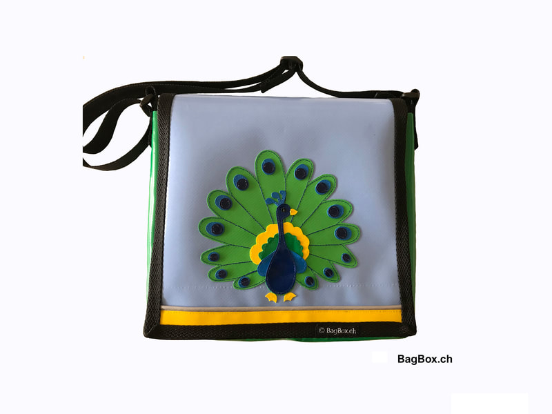 Kindergartentasche mit speziellem und detailreichem Motiv Pfau. 
