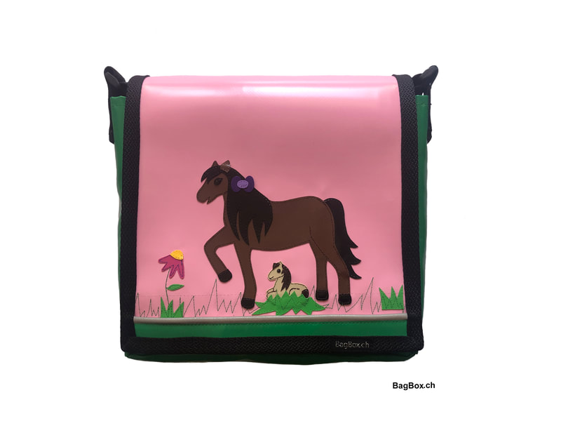Robuste Kindergartentasche aus pflegeleichter Blache mit wunderschönem Pferd mit Fohlen Motiv. Die Tasche besitzt einen längenverstellbaren Gurt, ein Aussenfach, für die bessere Sichtbarkeit einen Reflektstreifen vorne und ein Namensschildli. 