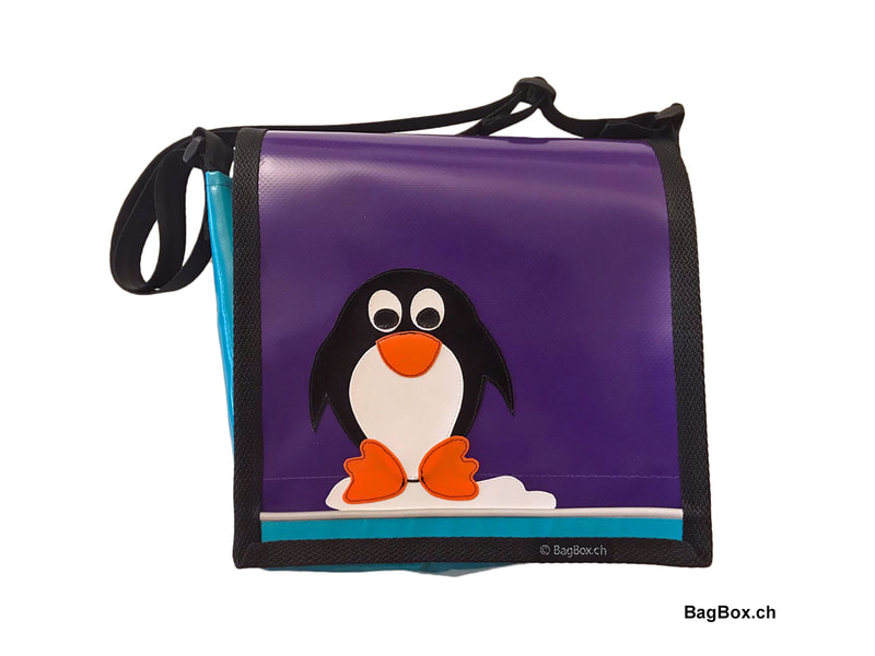 Robuste Kindergartentasche aus pflegeleichter Blache mit wunderschönem Pinguin- Motiv. Die Tasche besitzt einen längenverstellbaren Gurt, ein Aussenfach, für die bessere Sichtbarkeit einen Reflektstreifen vorne und ein Namensschildli. 
