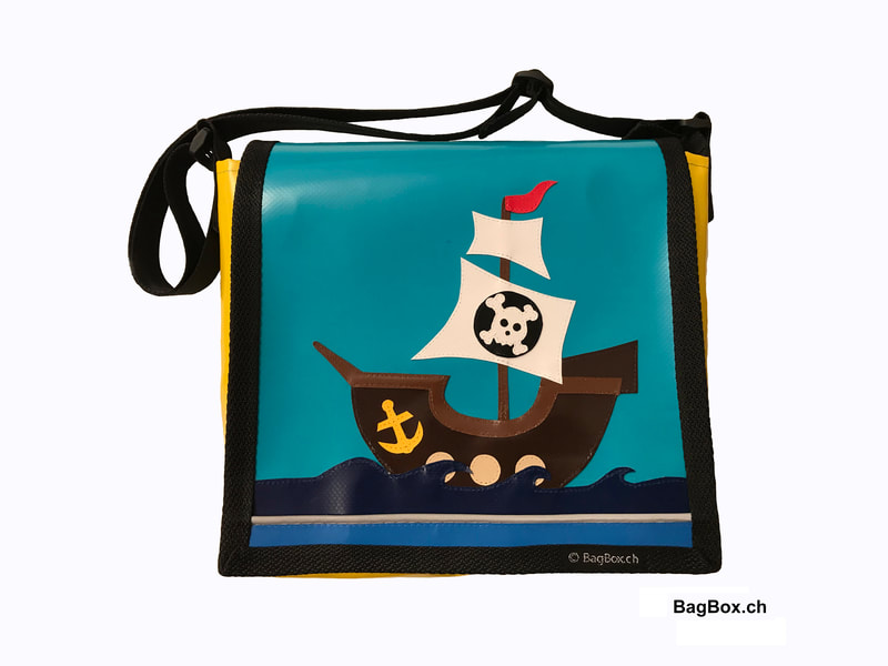 Kindergartentasche mit Piratenschiff als Motiv. Gefertigt aus robuster Blache.