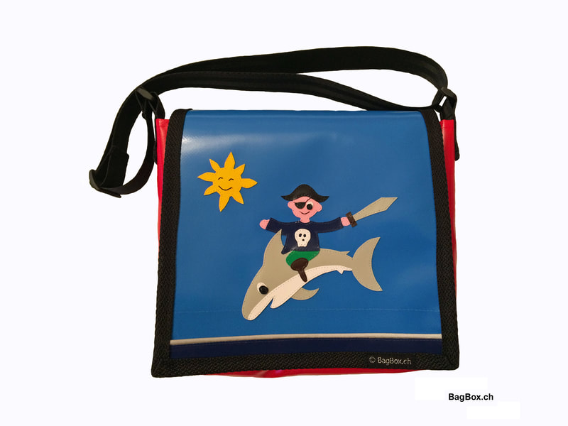 Kindergartentasche mit dem Motiv reitender Pirat. Aus neuer blauer und roter Blache genäht.