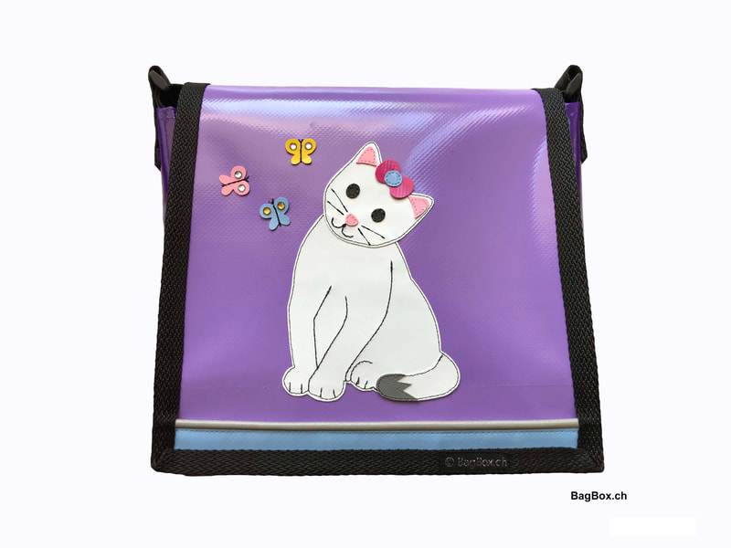 Hübsche Kindergartentasche für Mädchen. Aus neuer Blache genäht, mit Katzenmotiv. Ergänzt ist die Handarbeit mit Glitzersteinen.