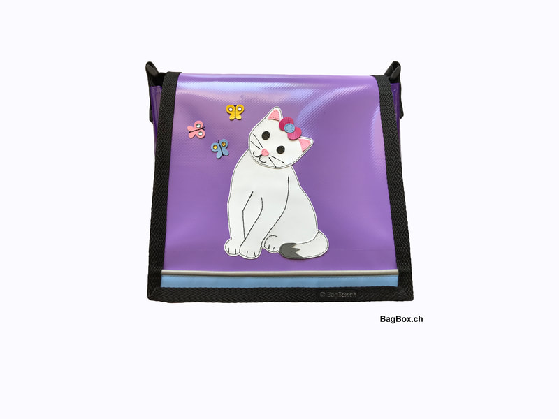 Hübsche Kindergartentasche für Mädchen. Aus neuer Blache genäht, mit Katzenmotiv. Ergänzt ist die Handarbeit mit Glitzersteinen.