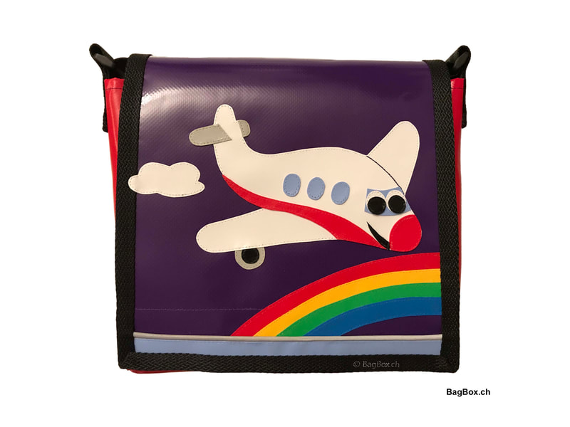 Eine Kindergartentasche mit Regenbogen und Flugzeug. Gefertigt auf Kundenwunsch.
