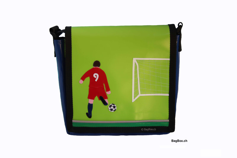 Jede Tasche ist ein handgefertigtes Unikat. Deshalb können auch leichte Abweichungen entstehen. Hier das Modell Kindergartentasche Fussball.