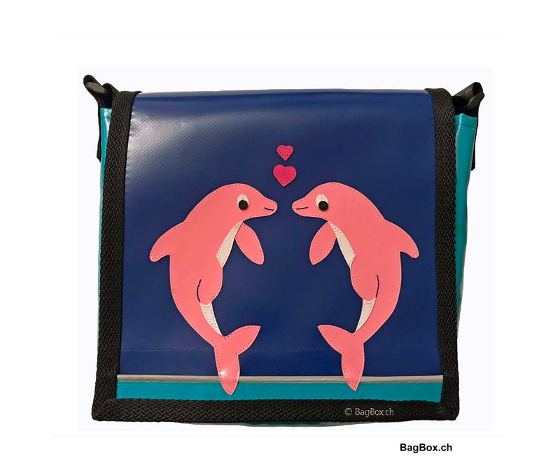Langlebige Kindergartentasche aus Blache. Mit zwei Delphinen als Motiv. Sofort versandbereit.
