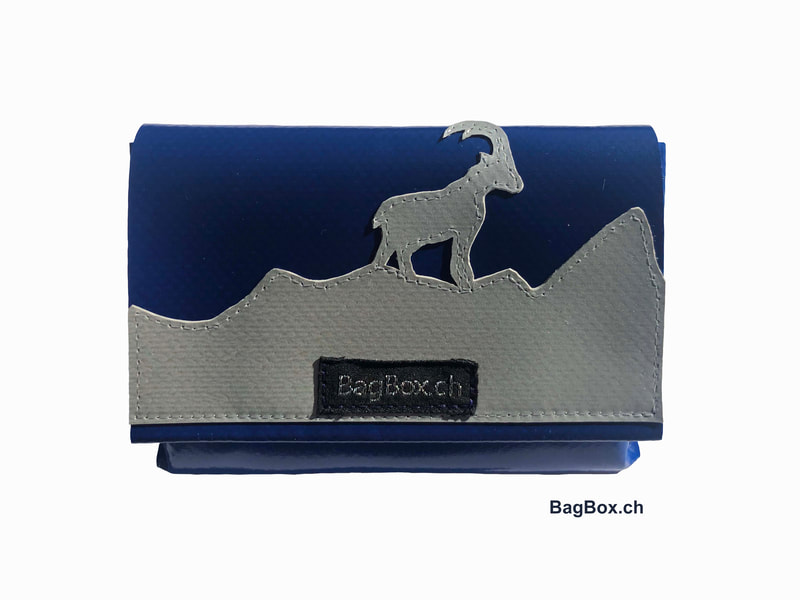 Für Bergliebhaber. In der stylischen Kombination aus blauer und silberner Blache. Mit Steinbockmotiv.