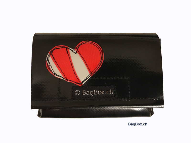 Kleines Portemonnaie  mit Münzfach sowie zwei Innenfächer die Platz für Kreditkarten bieten. Handmade aus schwarzer Blache mit aufgenähtem Herz. 