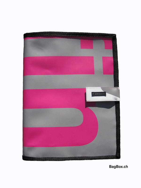 Schreibmappe Variante 1 aus einer Werbeblache des Tiefbauamtes in grau/ pink.
