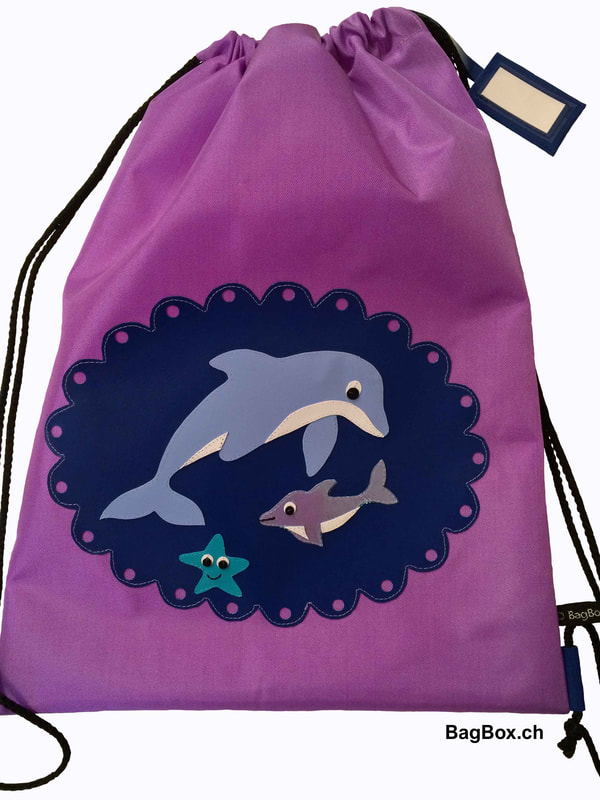 Turnbeutel in lila mit Motiv Delphin.