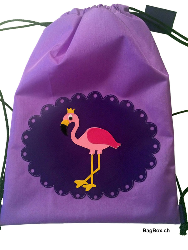 Wasserabweisender Turnbeutel mit Flamingo als Motiv. Der praktische Begleiter zum Turnunterricht.