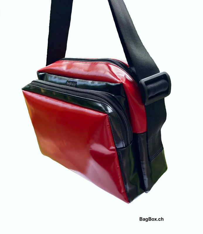 Blachentasche nach Kundenwunsch angepasst. Mit grösserem Aussenfach. Farben rot schwarz.