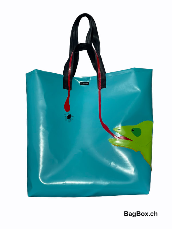 Handgearbeitete Shopperbag aus langlebiger Blache. Geräumig und wasserabweisend.