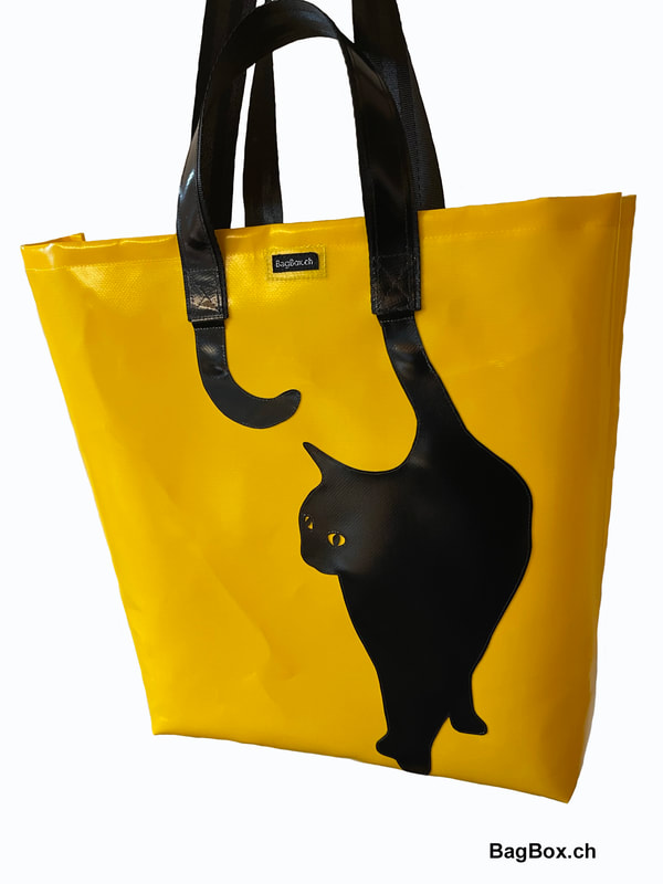 Praktische, langlebige Einkaufstasche aus neuer Blache genäht. Mit Katzenmotiv. Tragbar über der Schulter oder an der Hand.