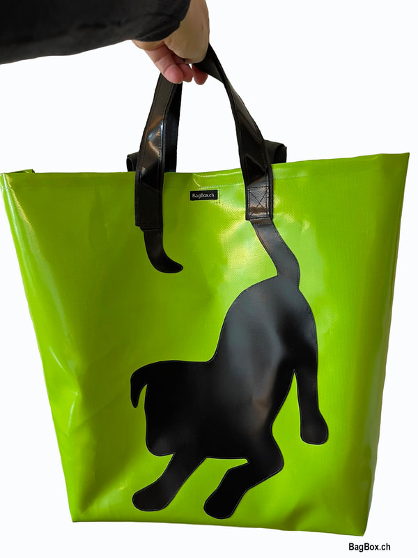 Diese hübsche Tragetasche mit dem Hund als Motiv begleitet jeden zuverlässig beim Shoppen. Auch schwere Einkaufen sind kein Problem bei diesem stabilen Material. Hier ist Funktionalität mit Design super verbunden. Ein einzigartiges Geschenk.