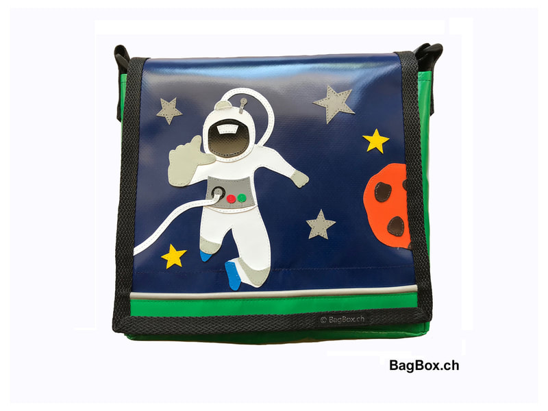 Blaue Kindergartentasche Astronaut mit reflektierenden Sternen.